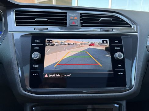 Used 2024 Volkswagen Tiguan SE w/ Panoramic Sunroof Package FWD image 21