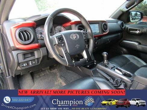 Used 2018 Toyota Tacoma TRD Sport w/ TRD Premium Sport Package AWD/4WD image 13