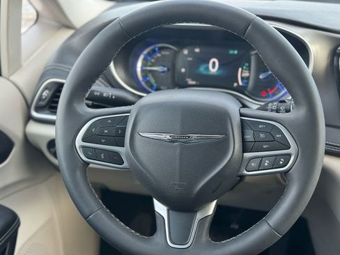 Used 2024 Chrysler Pacifica Select image 21
