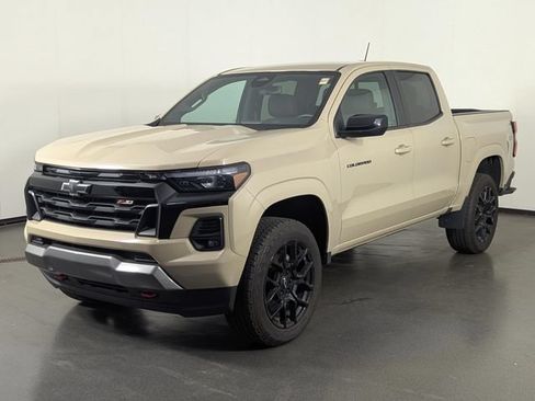 Used 2024 Chevrolet Colorado Z71 w/ LPO, Dark Essentials Package AWD/4WD image 4
