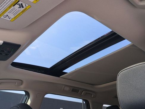 Certified 2025 Nissan Pathfinder SV w/ SV Premium Package FWD image 17