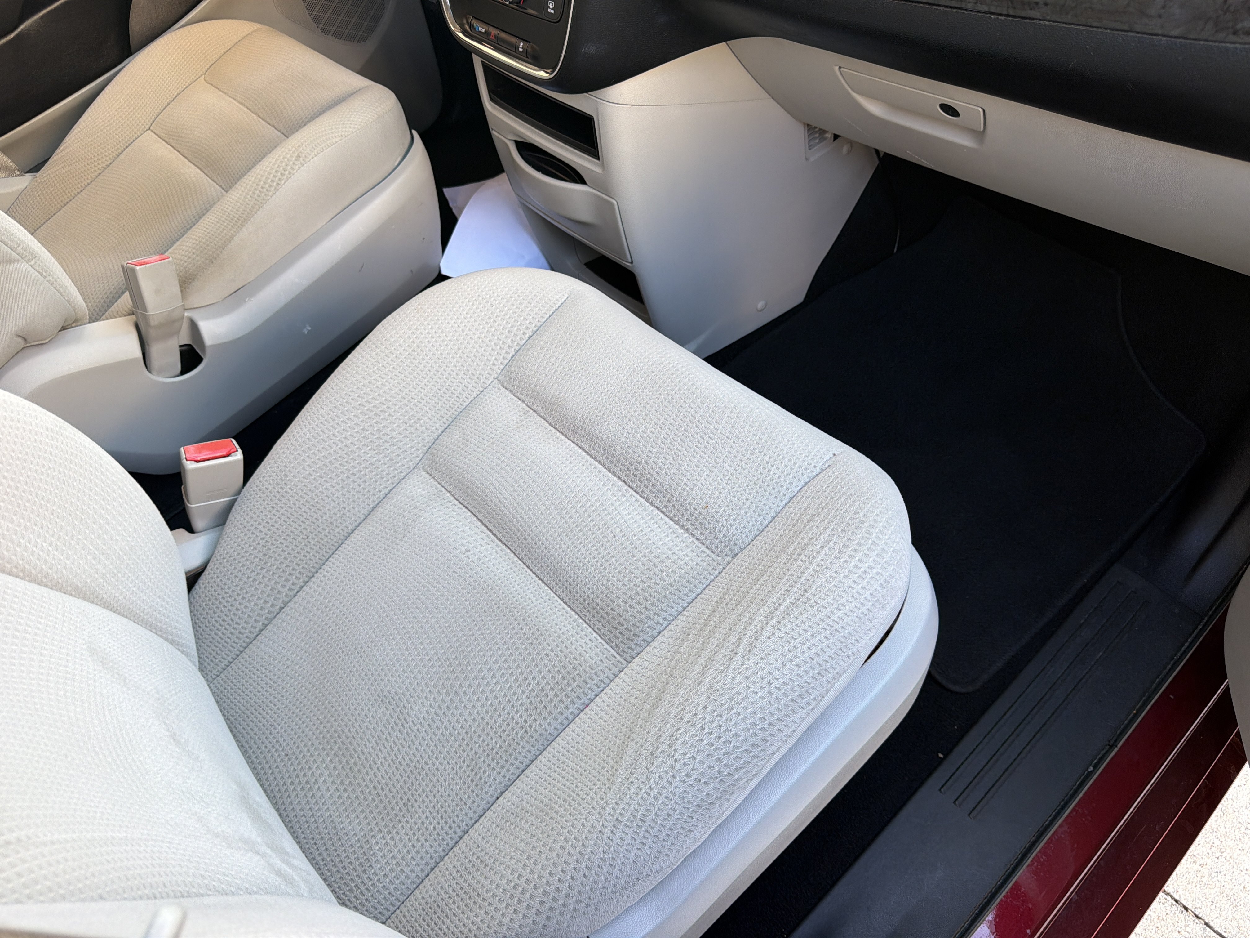 Used 2018 Dodge Grand Caravan SE w/ UConnect Hands-Free Group FWD image 11