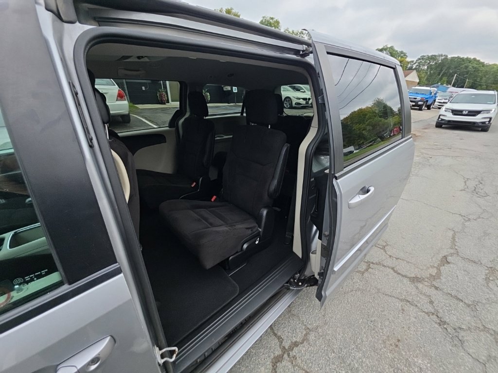 Used 2014 Dodge Grand Caravan SXT w/ Rear Park Assist Package FWD image 27
