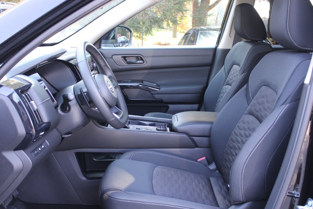 Used 2025 Nissan Pathfinder SV w/ SV Premium Package AWD/4WD image 11