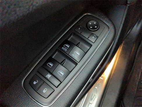 Used 2018 Chrysler 300 Limited image 34