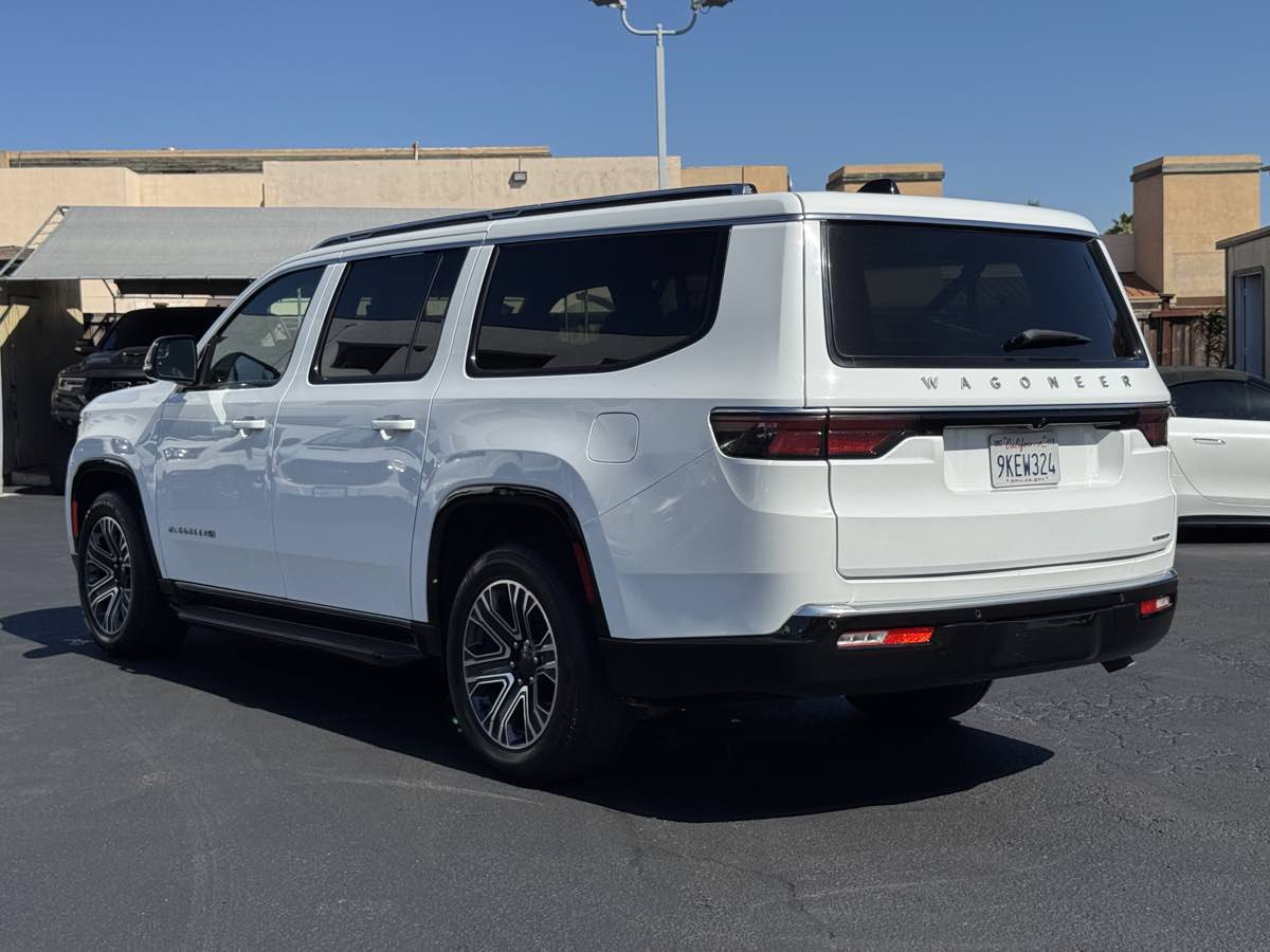 Used 2024 Jeep Wagoneer L Series II RWD image 13