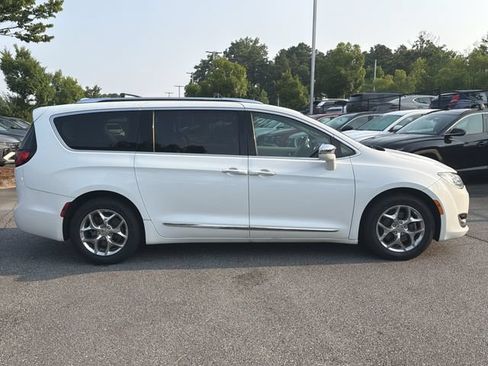 Used 2019 Chrysler Pacifica Limited FWD image 9