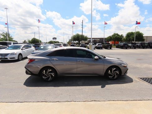 Used 2024 Hyundai Elantra SEL w/ Convenience Package image 8