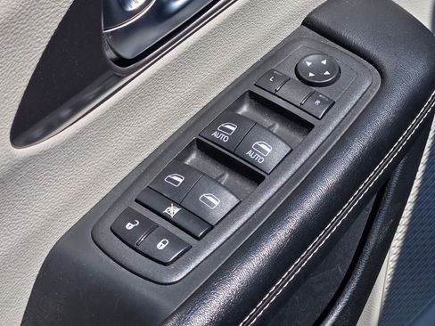 Used 2022 Chrysler Pacifica Touring-L FWD image 19