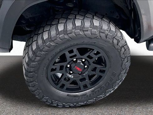 Used 2018 Toyota Tacoma TRD Off-Road w/ Technology Package AWD/4WD image 33
