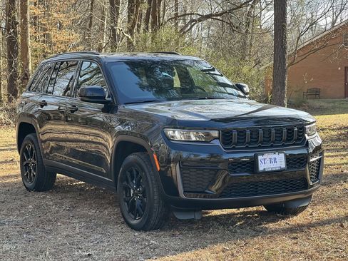 New 2026 Jeep Grand Cherokee Laredo image 1