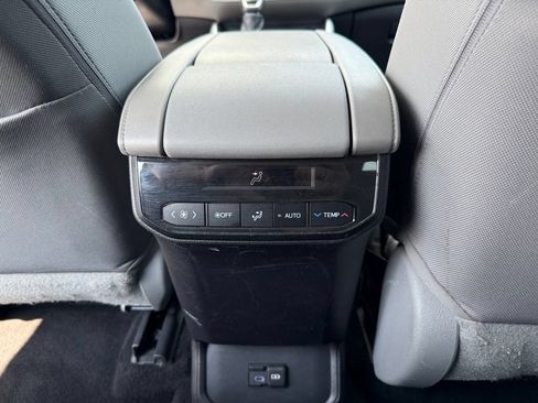 Used 2022 Toyota Highlander LE FWD image 25
