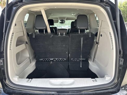 Used 2024 Chrysler Pacifica Touring-L FWD image 8