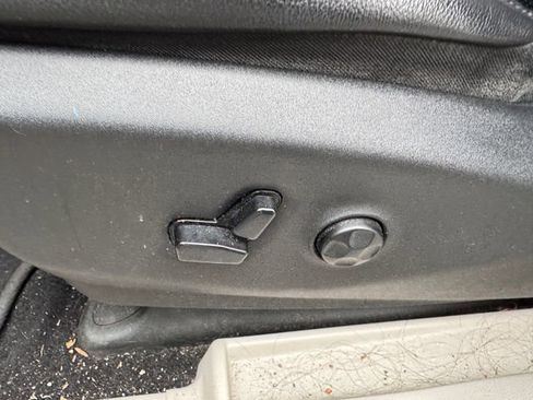 Used 2019 Chrysler Pacifica Touring-L image 12