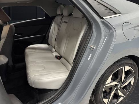 Used 2023 Hyundai Elantra Limited image 29