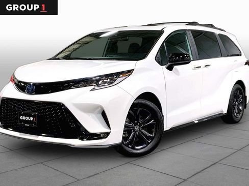 Certified 2025 Toyota Sienna XSE w/ XSE Plus Package AWD/4WD image 1