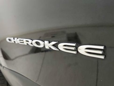 Used 2015 Jeep Cherokee Limited w/ Trailer Tow Group FWD image 31