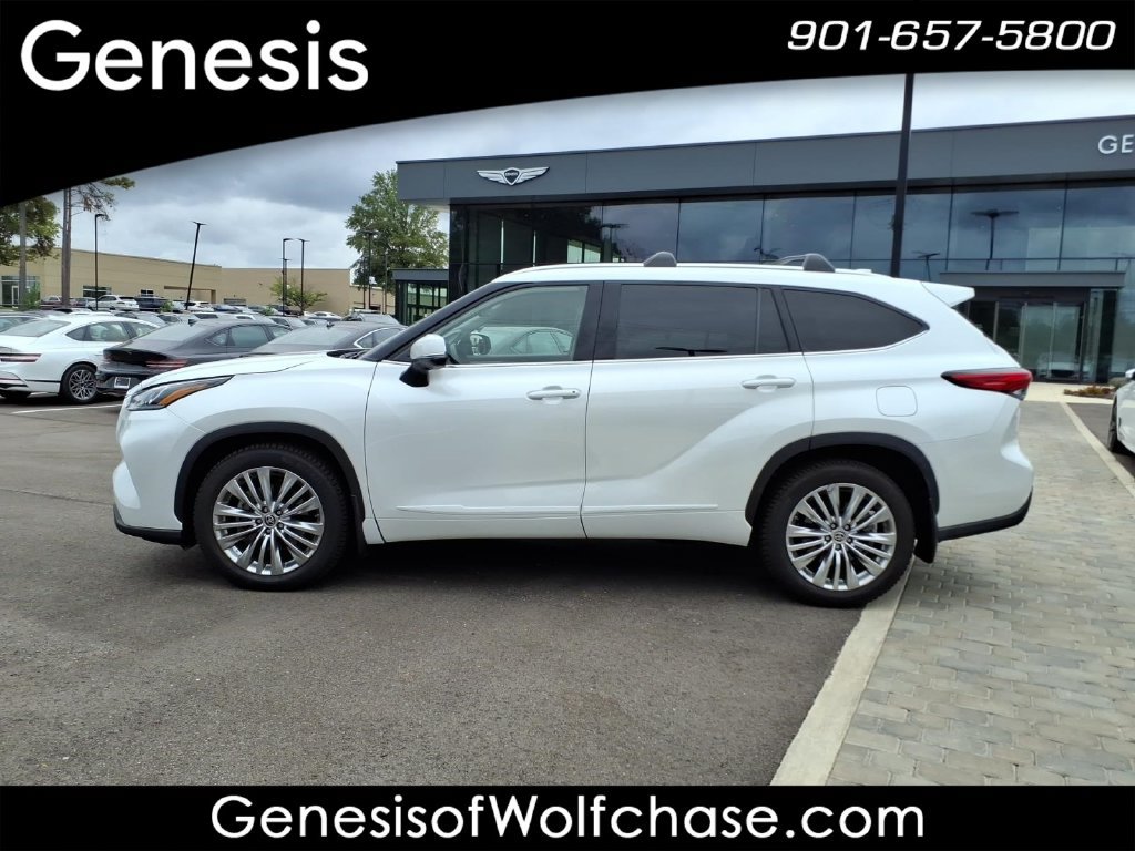 Used 2022 Toyota Highlander Platinum AWD/4WD image 2