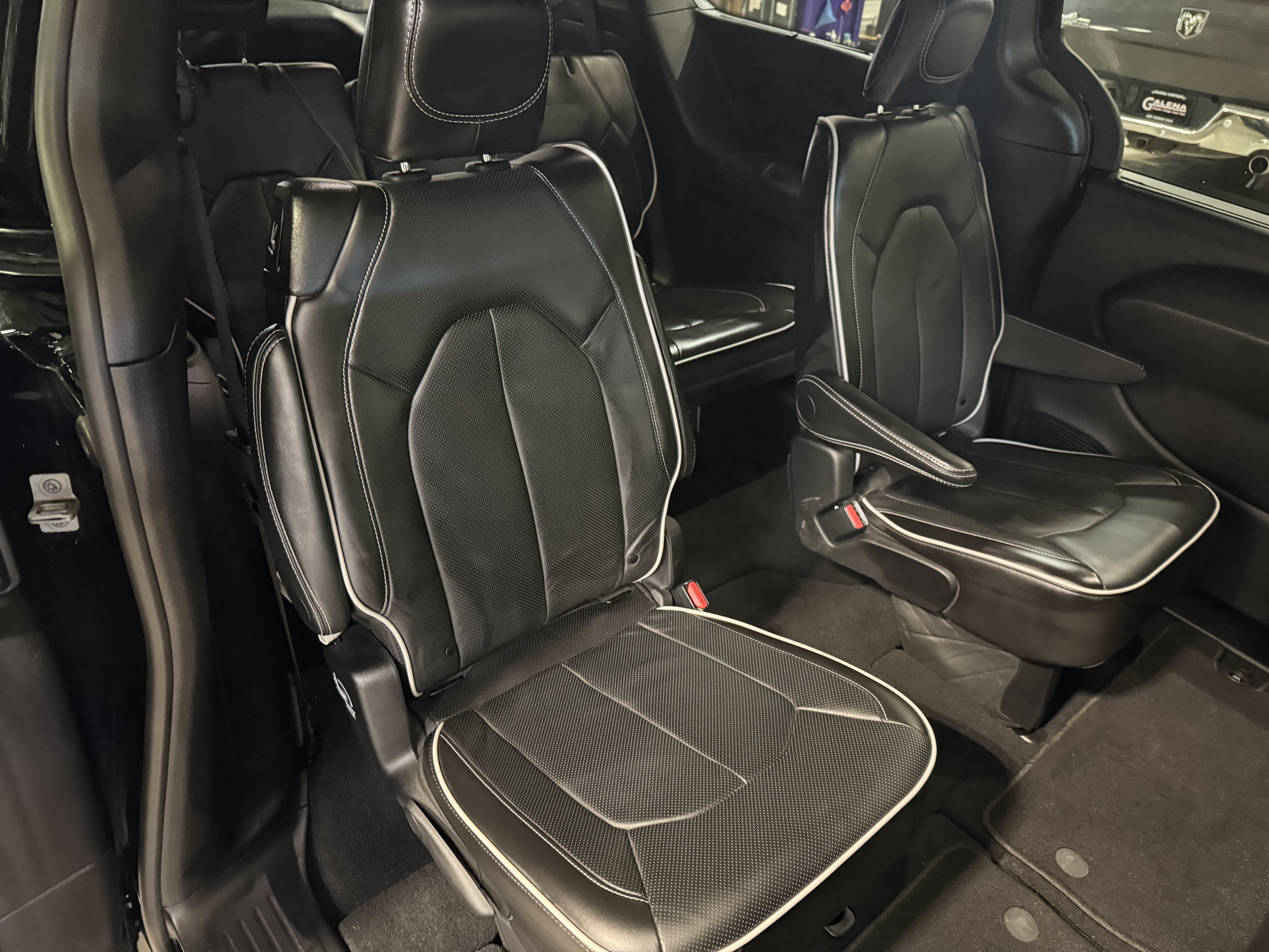 Certified 2025 Chrysler Pacifica Limited AWD/4WD image 13