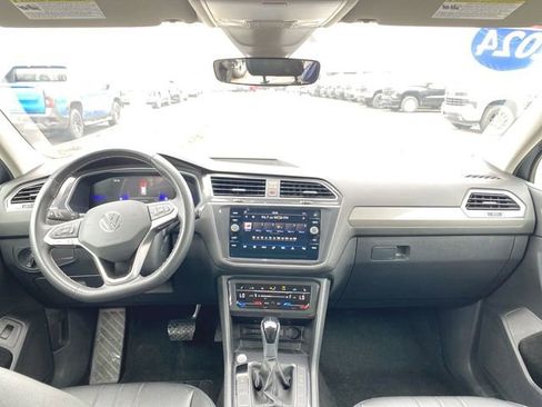 Used 2024 Volkswagen Tiguan SE image 19