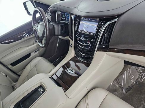 Used 2016 Cadillac Escalade ESV Premium image 11