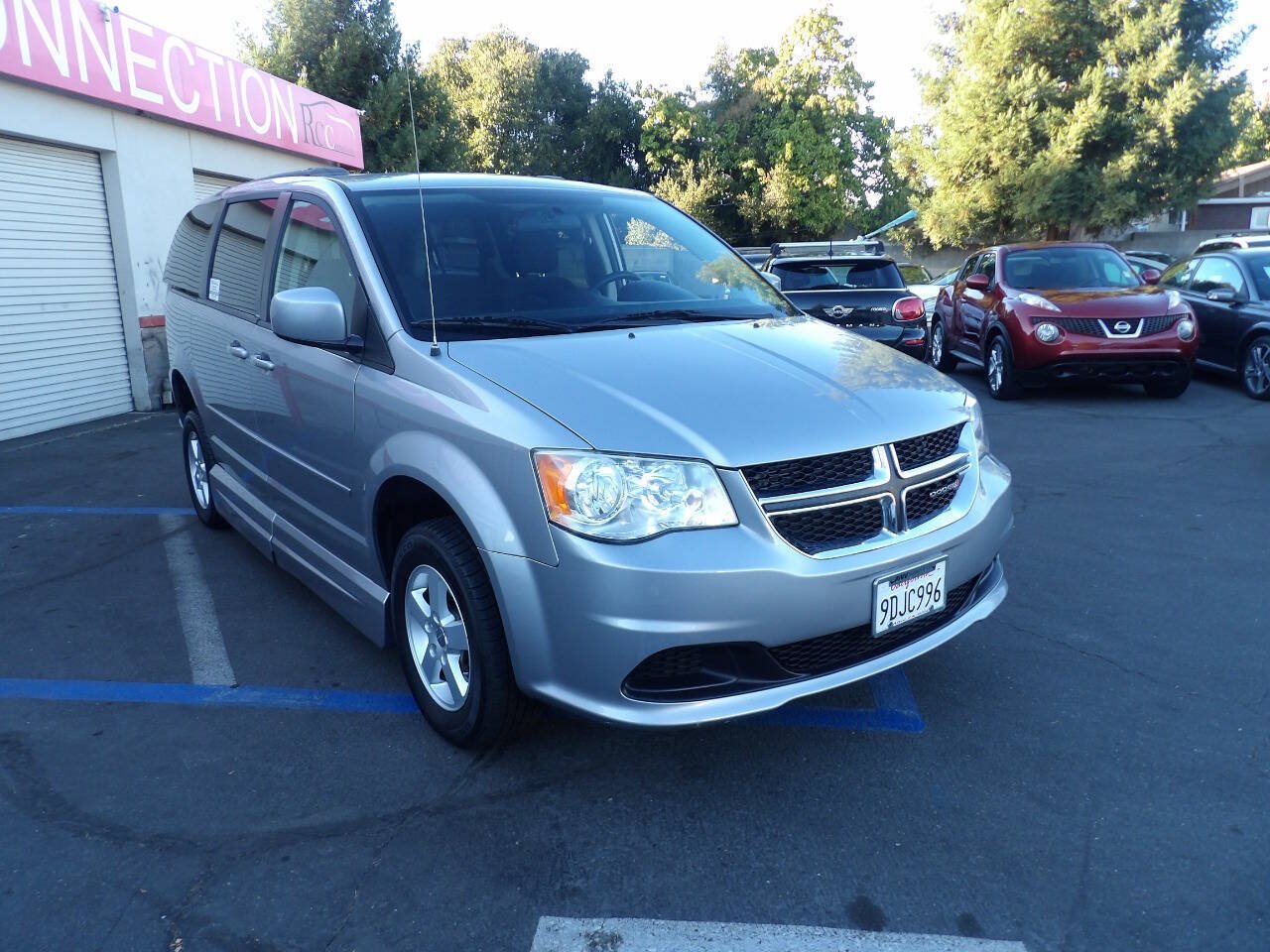 Used 2013 Dodge Grand Caravan SXT FWD image 2