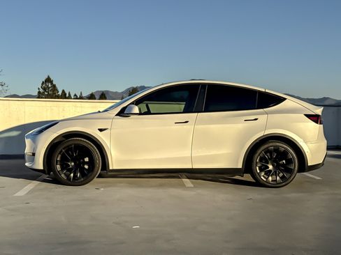 Used 2021 Tesla Model Y Long Range image 2