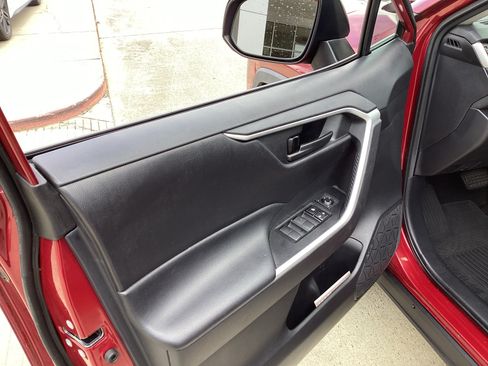 Used 2021 Toyota RAV4 LE FWD image 16
