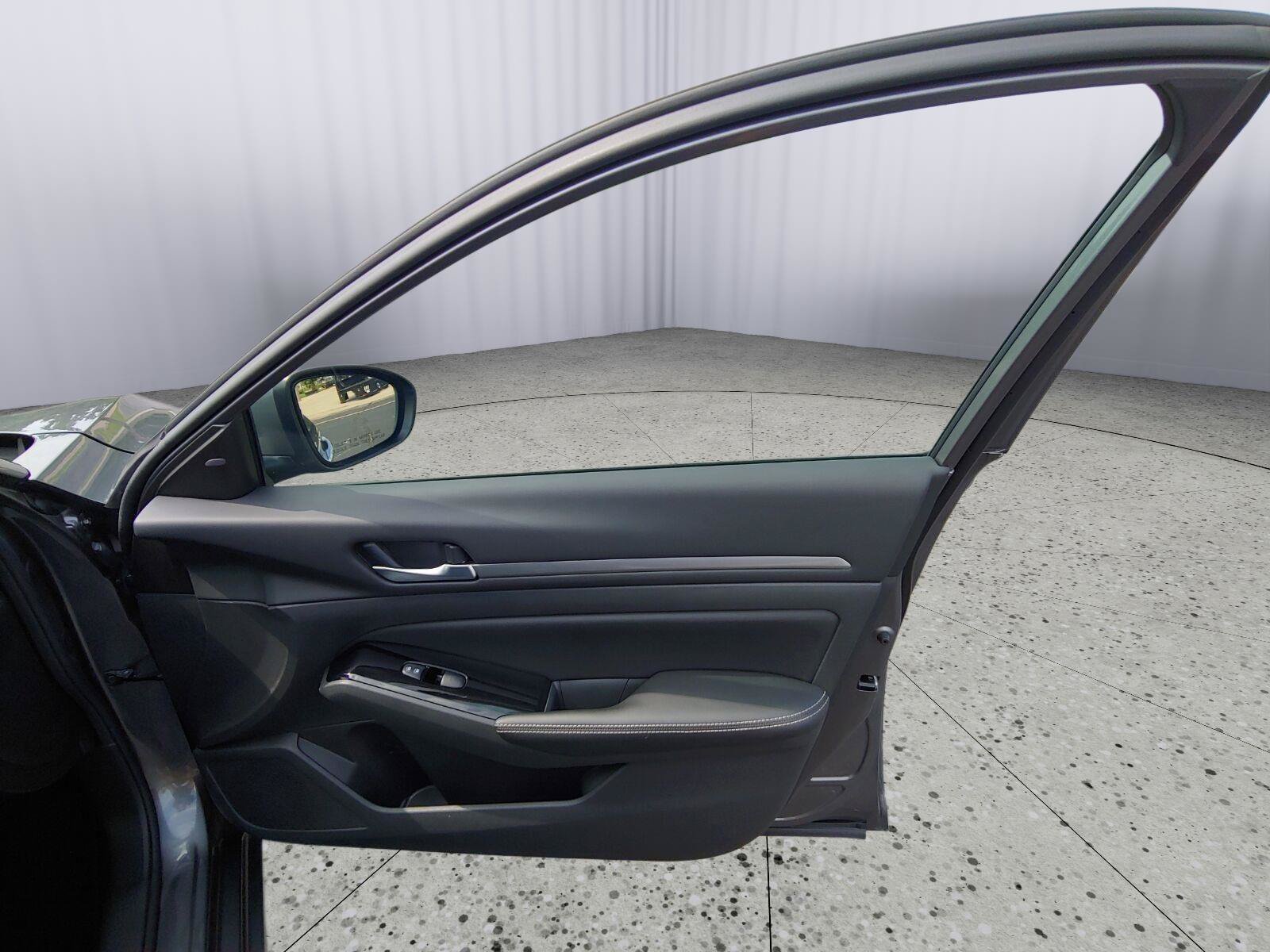 Used 2023 Nissan Altima 2.5 SV FWD image 28