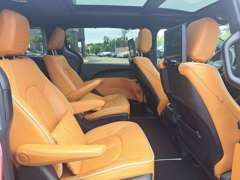 Used 2023 Chrysler Pacifica Pinnacle FWD image 36