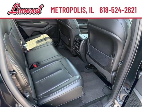 Used 2024 Jeep Grand Cherokee Limited w/ Black Appearance Package AWD/4WD image 9