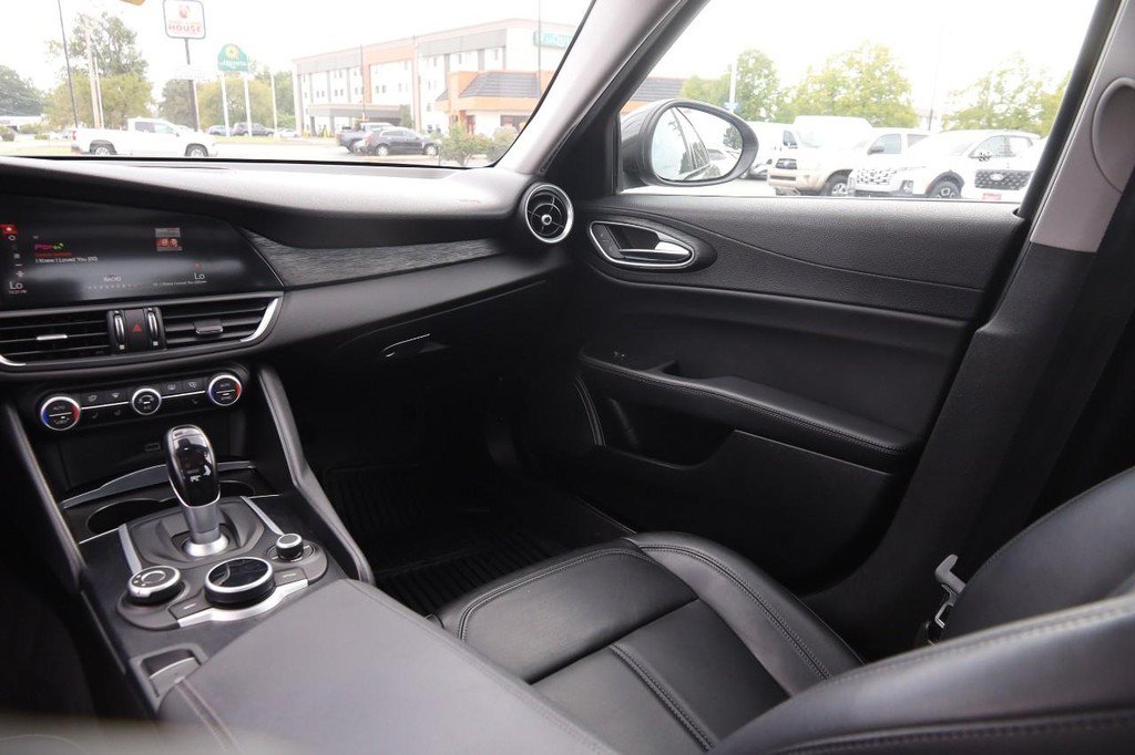 Used 2019 Alfa Romeo Giulia AWD image 25