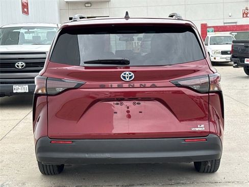 Used 2024 Toyota Sienna LE image 5