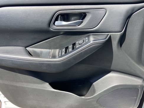 Used 2025 Nissan Rogue SV FWD image 17