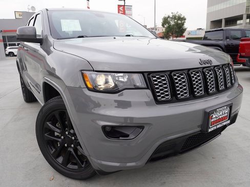 Used 2022 Jeep Grand Cherokee Laredo X image 2