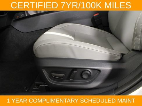 Used 2025 Toyota Camry SE w/ Convenience Package FWD image 16