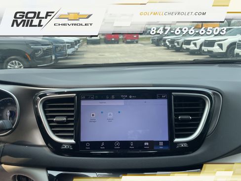Used 2023 Chrysler Pacifica Touring-L FWD image 19