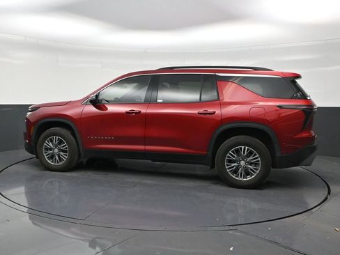 Used 2025 Chevrolet Traverse LT FWD image 2
