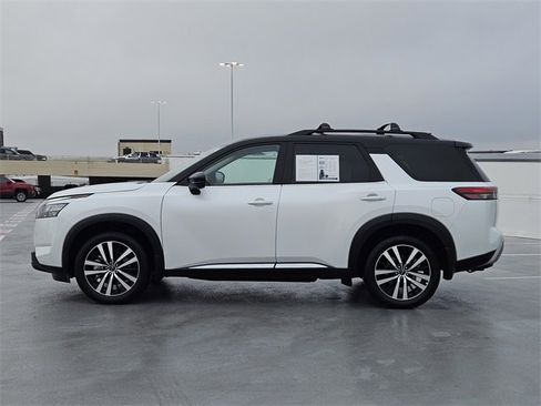 Used 2025 Nissan Pathfinder Platinum image 4