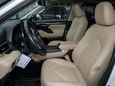 Used 2023 Toyota Highlander Limited image 15