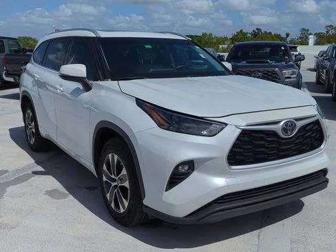 Used 2022 Toyota Highlander XLE image 3