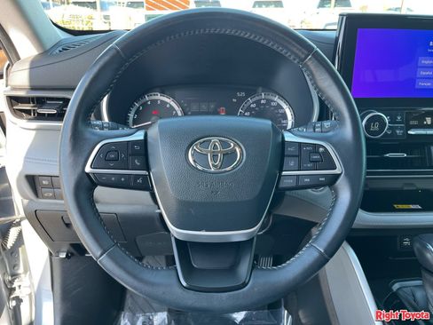 Used 2023 Toyota Highlander XLE FWD image 21