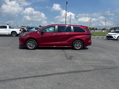 Used 2023 Toyota Sienna XLE AWD/4WD image 2