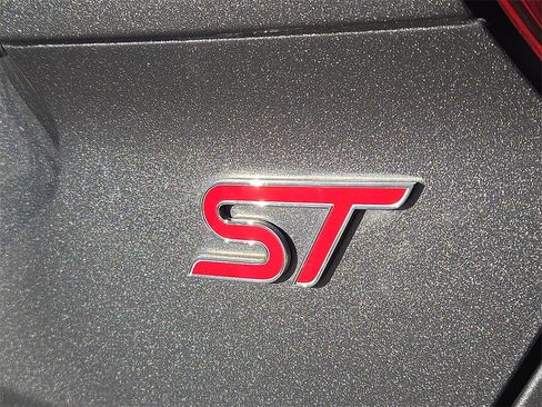 Used 2018 Ford Focus ST image 30