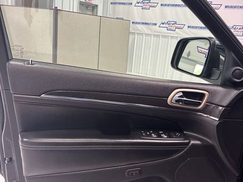 Used 2017 Jeep Grand Cherokee Limited image 17