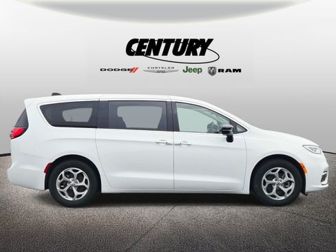 Used 2024 Chrysler Pacifica Limited FWD image 2
