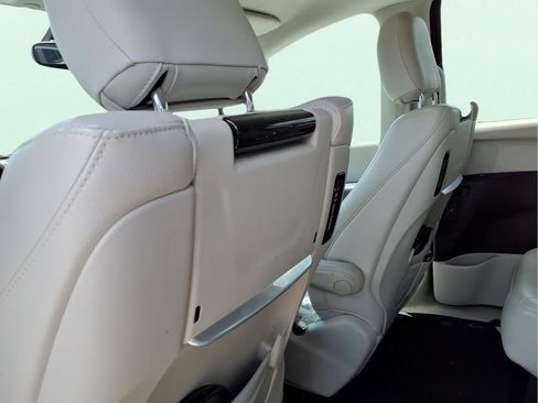 Used 2017 Chrysler Pacifica Touring-L Plus FWD image 16