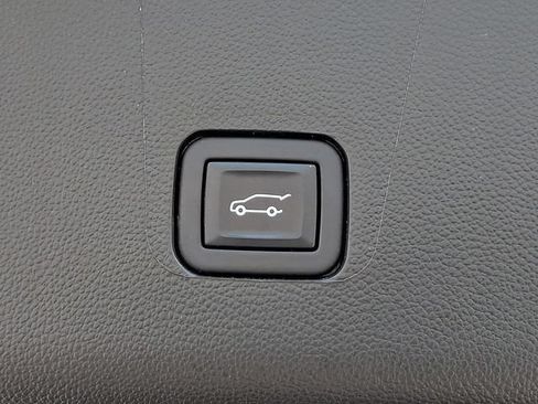 Used 2023 Chevrolet Traverse Premier AWD/4WD image 37