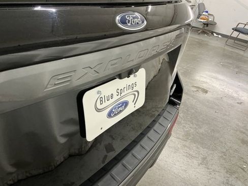 Used 2022 Ford Explorer XLT w/ Equipment Group 202A image 6