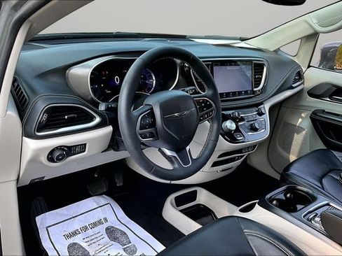 Used 2022 Chrysler Pacifica Touring-L FWD image 14